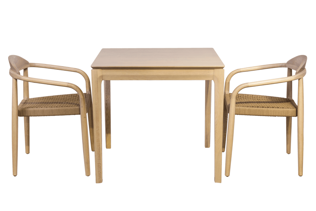 rektangulært egetræsbord med egetræsstole