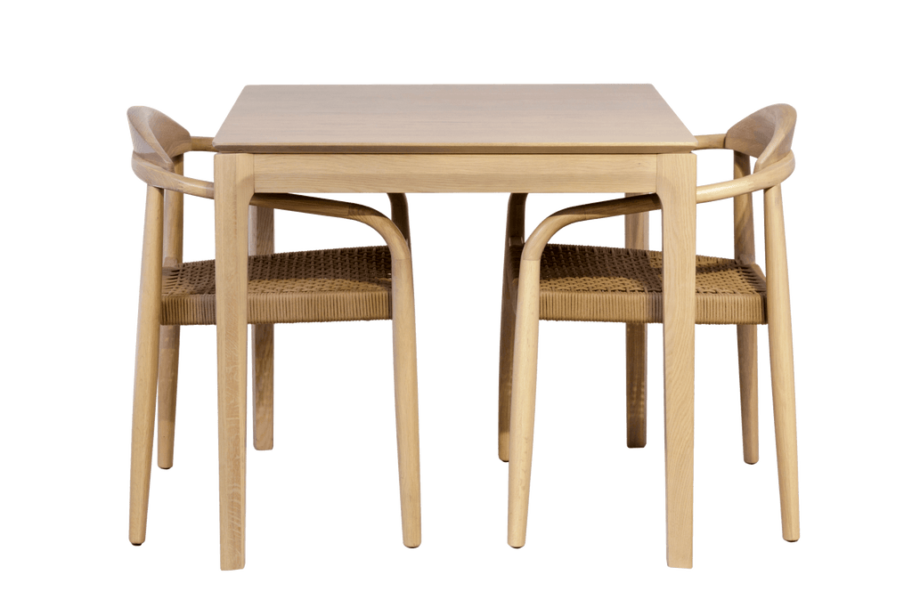 rektangulært træbord med stole 