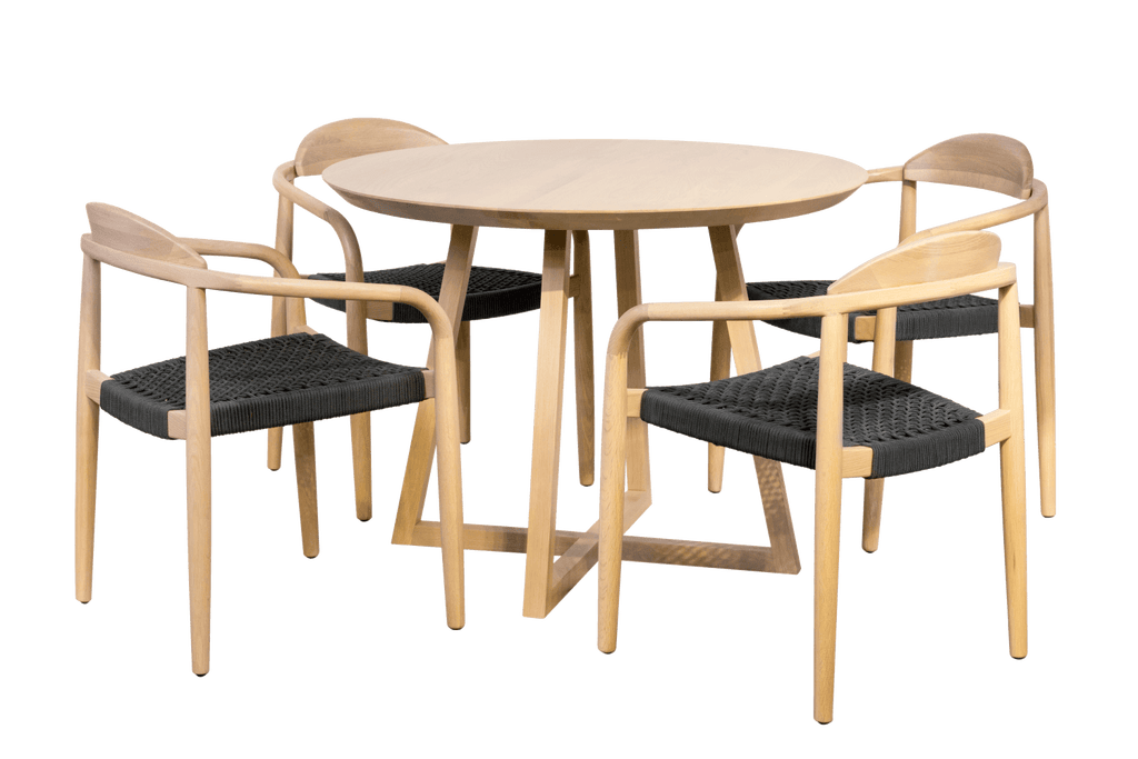 Rundt saga bord med stole 
