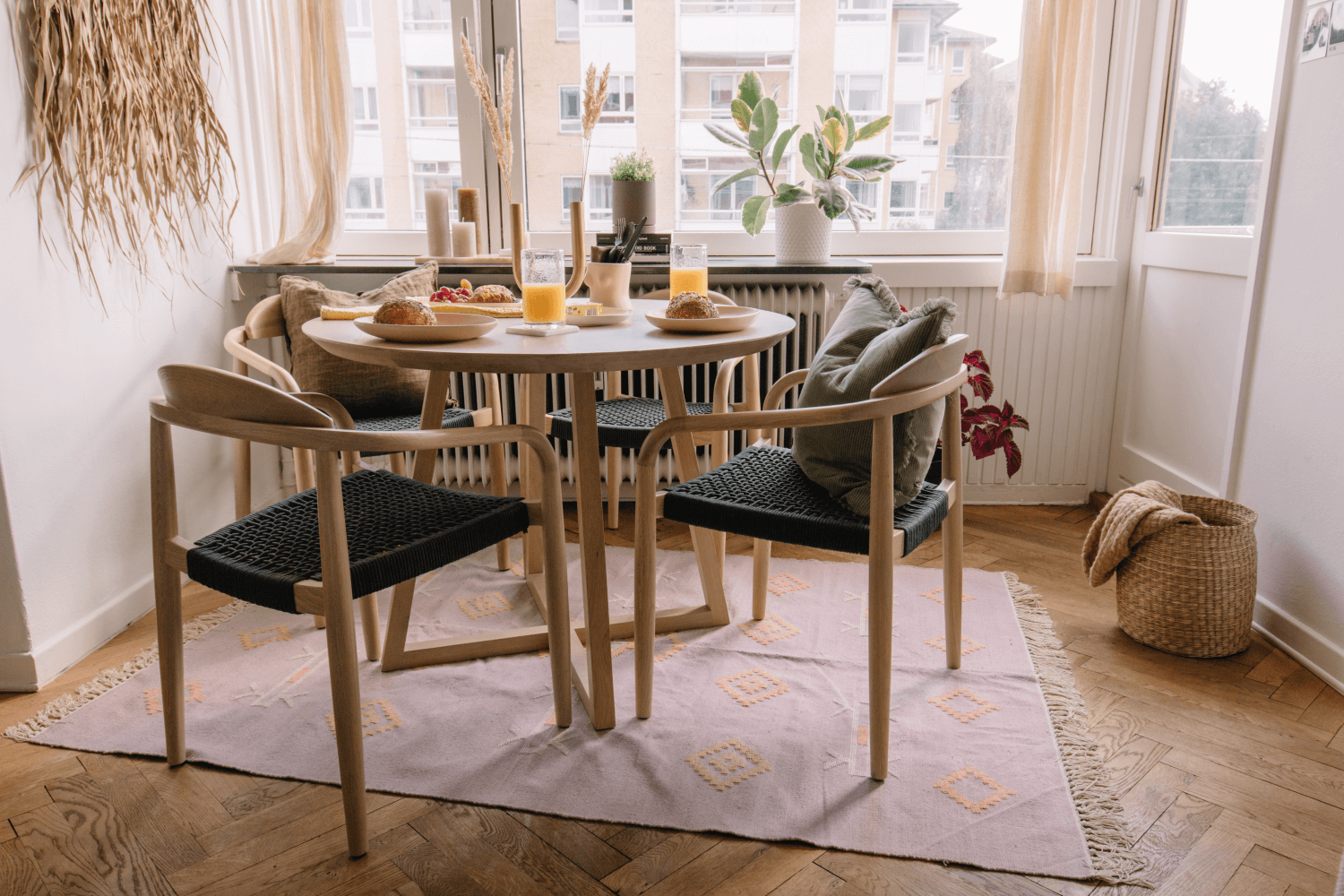 Saga rundt spisebord - mere på website – Nest Cph - Small Room Living